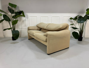 Gebrauchtes beiges Cassina Maralunga Designer Stoff Sofa vor einer Wand, stilvoll und modern eingerichtet.