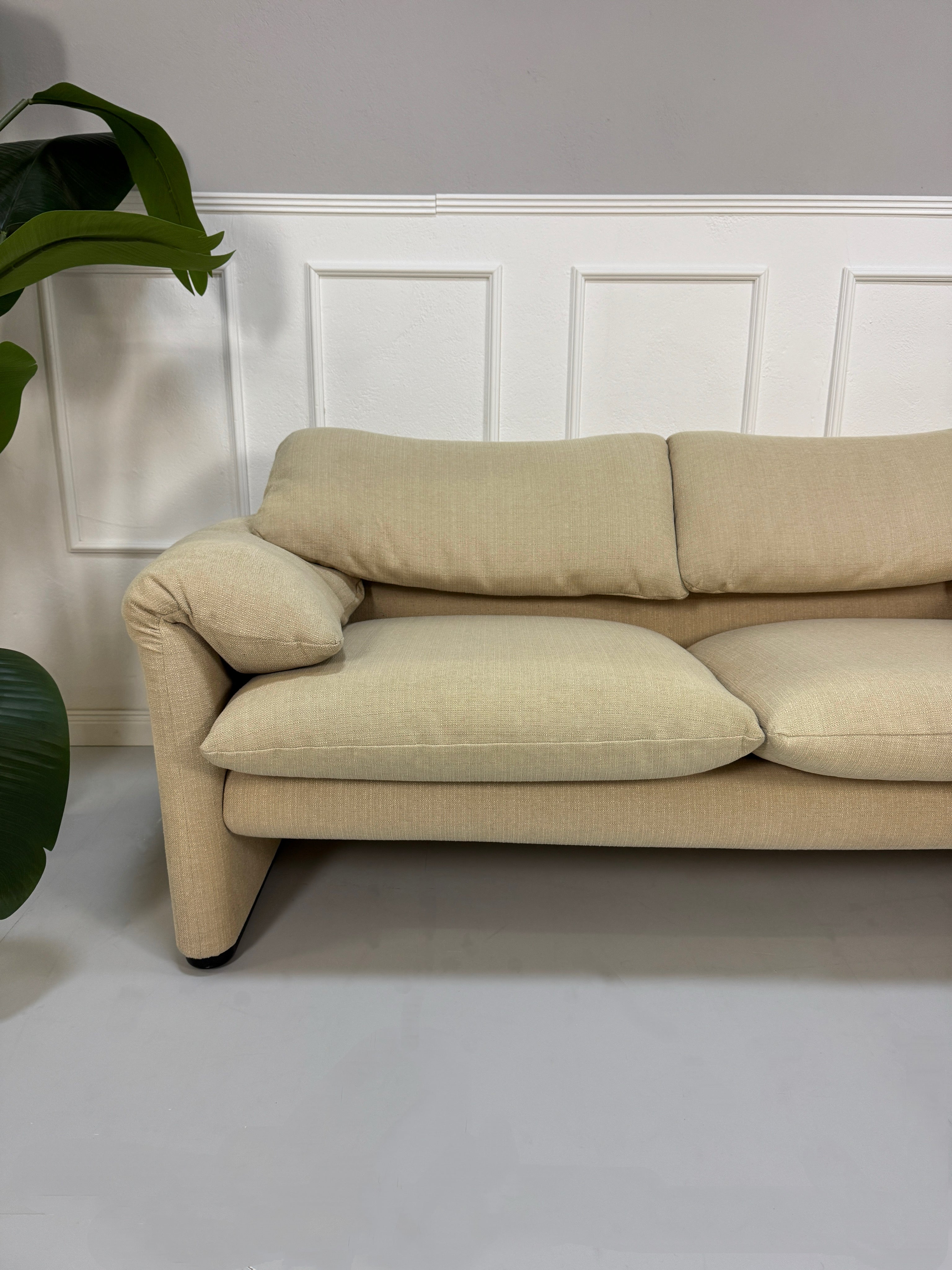 Gebrauchtes beiges Cassina Maralunga Designer Stoff Sofa vor einer Wand, stilvoll und modern eingerichtet.