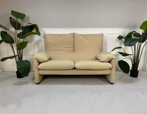 Gebrauchtes beiges Cassina Maralunga Designer Stoff Sofa vor einer Wand, stilvoll und modern eingerichtet.