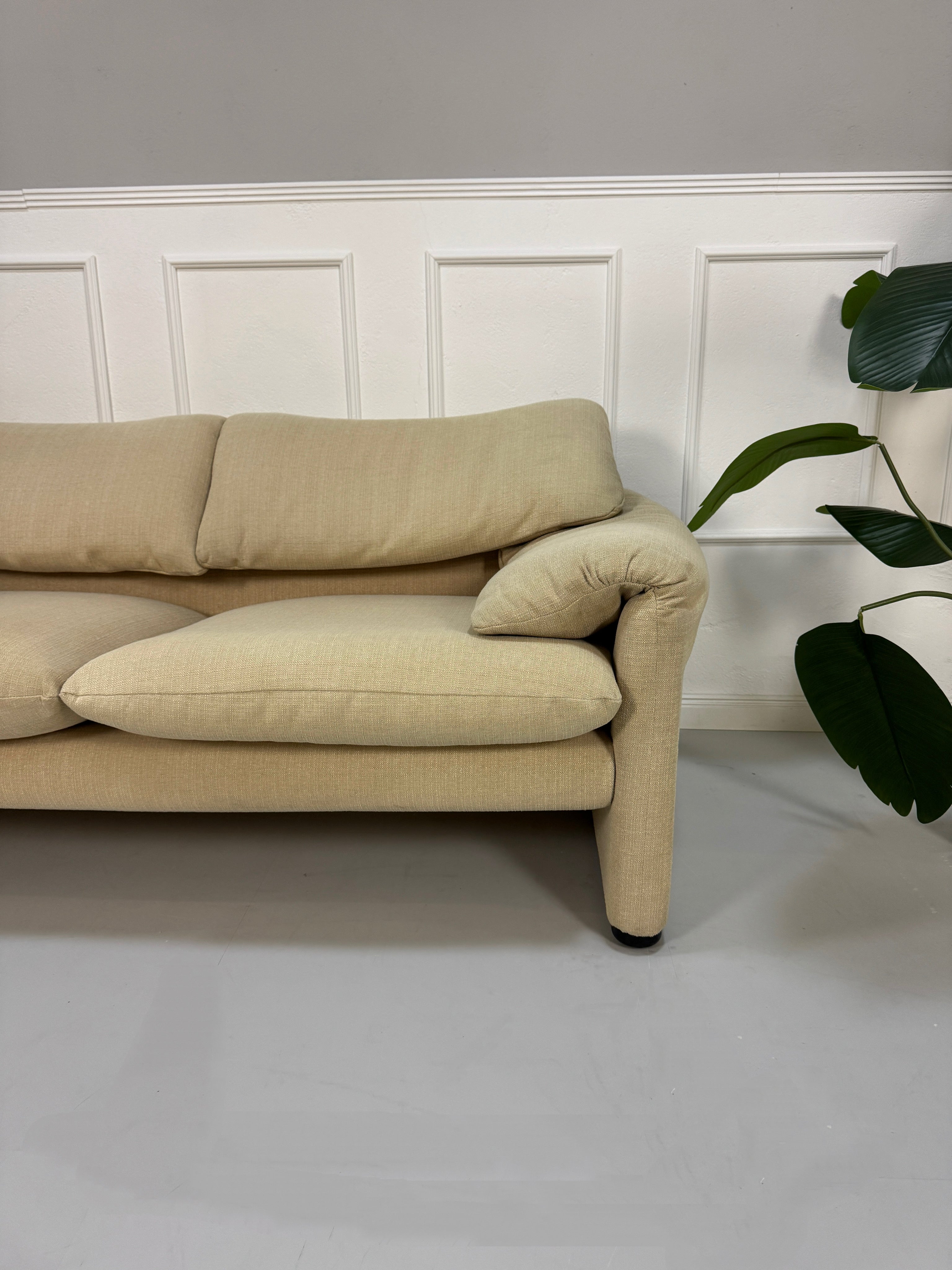 Gebrauchtes beiges Cassina Maralunga Designer Stoff Sofa vor einer Wand, stilvoll und modern eingerichtet.