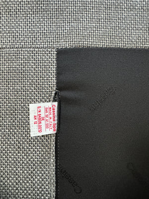 Gebrauchtes graues Cassina Moov Zweisitzer Designer Stoff Sofa vor einer Wand, stilvoll und modern eingerichtet.
