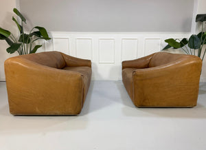 Gebrauchtes braunes DeSede DS47 Designer Leder Sofa vor einer Wand, stilvoll und modern eingerichtet.