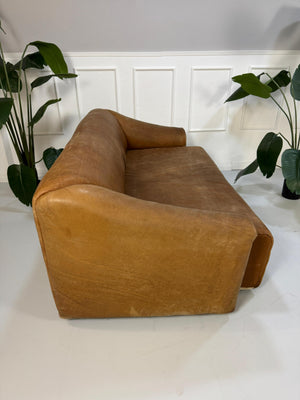 Gebrauchtes braunes DeSede DS47 Designer Leder Sofa vor einer Wand, stilvoll und modern eingerichtet.