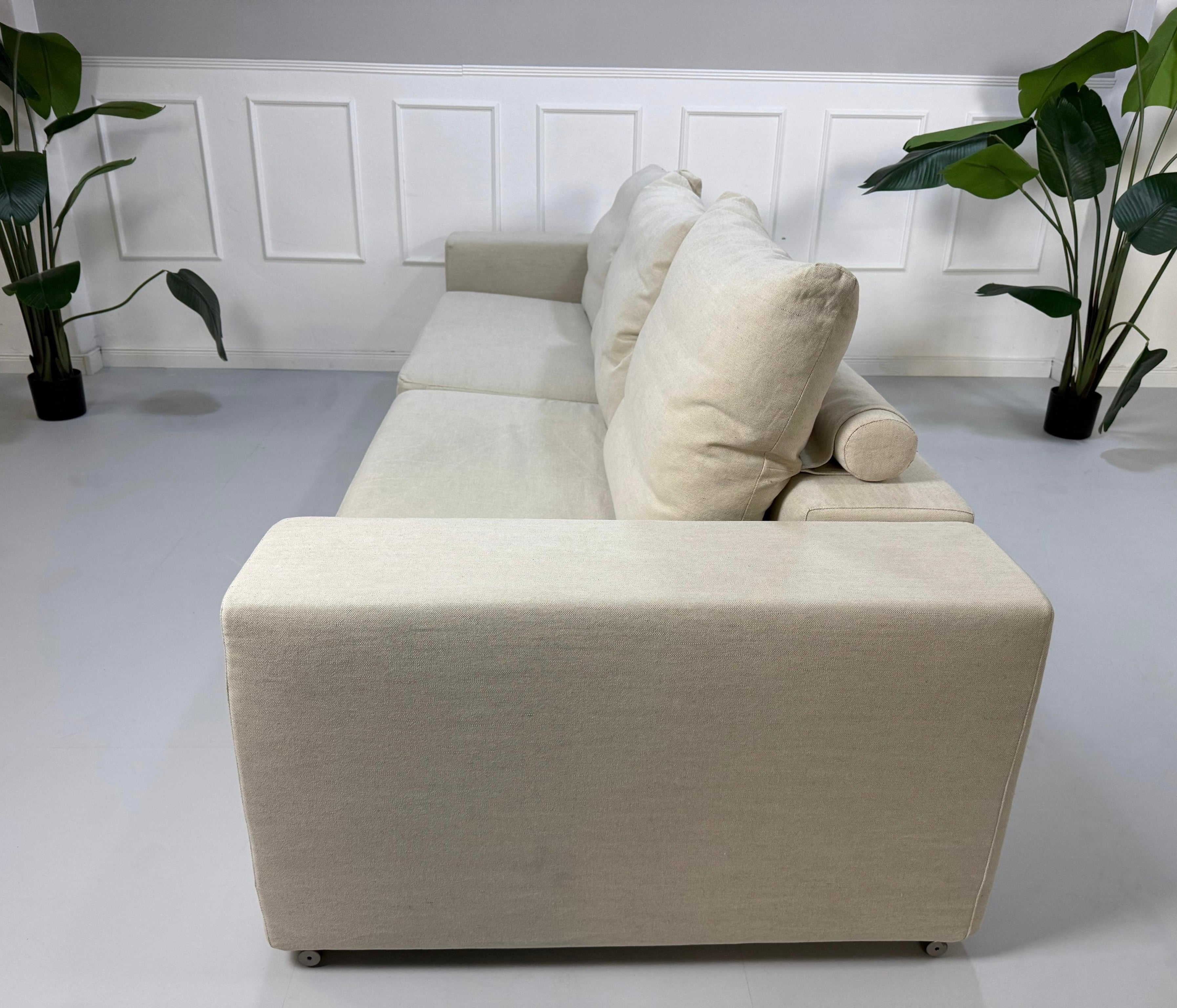 Gebrauchtes beiges Flexform Groundpiece Designer Stoff Sofa vor einer Wand, stilvoll und modern eingerichtet.
