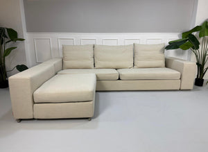 Gebrauchtes beiges Flexform Groundpiece Designer Stoff Sofa vor einer Wand, stilvoll und modern eingerichtet.