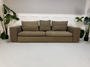 Gebrauchtes braun taupe Flexform Groundpiece Designer Stoff Sofa vor einer Wand, stilvoll und modern eingerichtet.