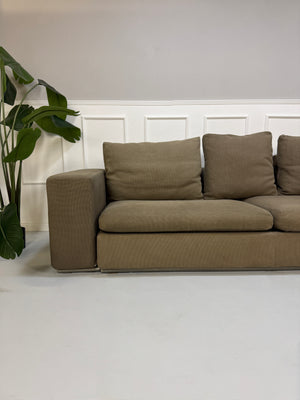 Gebrauchtes braun taupe Flexform Groundpiece Designer Stoff Sofa vor einer Wand, stilvoll und modern eingerichtet.