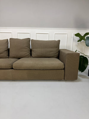 Gebrauchtes braun taupe Flexform Groundpiece Designer Stoff Sofa vor einer Wand, stilvoll und modern eingerichtet.