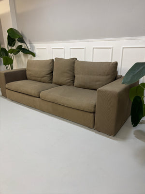 Gebrauchtes braun taupe Flexform Groundpiece Designer Stoff Sofa vor einer Wand, stilvoll und modern eingerichtet.