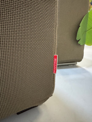 Gebrauchtes braun taupe Flexform Groundpiece Designer Stoff Sofa vor einer Wand, stilvoll und modern eingerichtet.