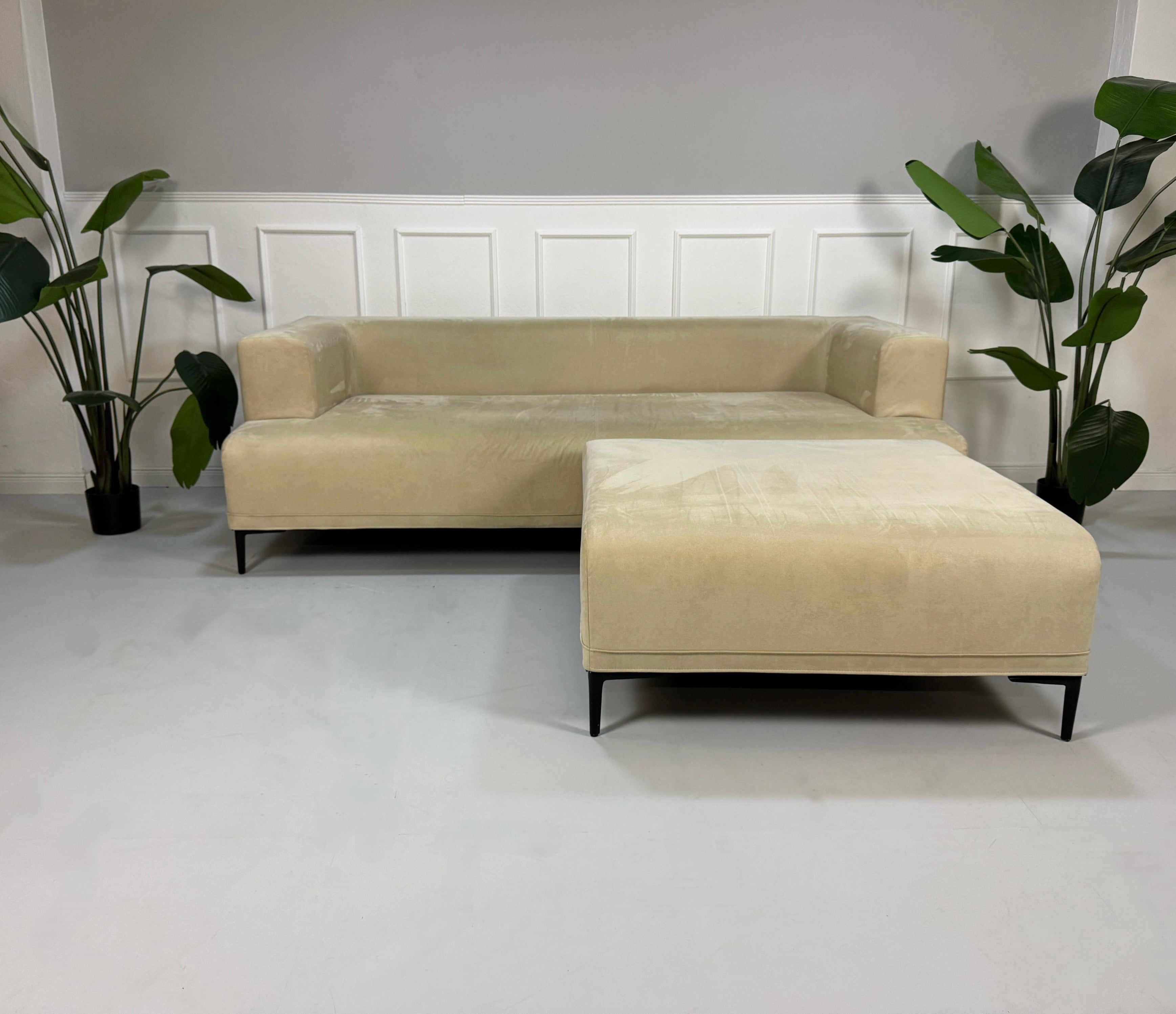 Gebrauchtes beiges Ligne Roset Opium Designer Stoff Sofa vor einer Wand, stilvoll und modern eingerichtet.