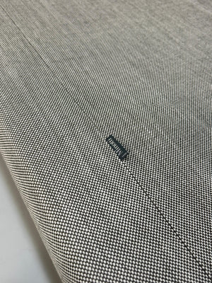 Refurbished graues Minotti Sherman Designer Stoff Sofa vor einer Wand, stilvoll und modern eingerichtet.