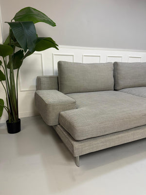 Refurbished graues Minotti Sherman Designer Stoff Sofa vor einer Wand, stilvoll und modern eingerichtet.