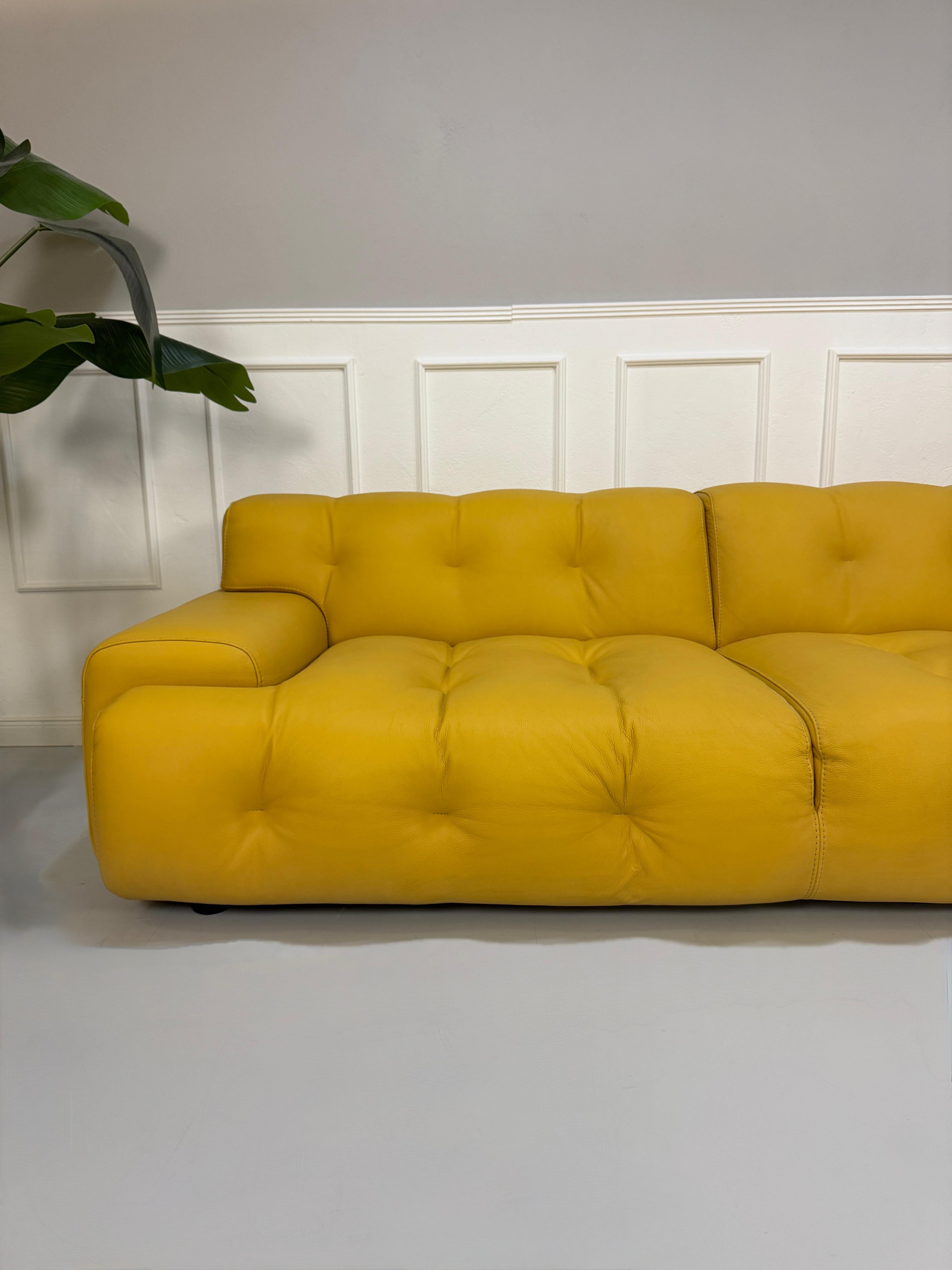 Refurbished gelbes Roche Bobois Blogger Designer Leder Sofa vor einer Wand, stilvoll und modern eingerichtet.