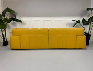 Refurbished gelbes Roche Bobois Blogger Designer Leder Sofa vor einer Wand, stilvoll und modern eingerichtet.