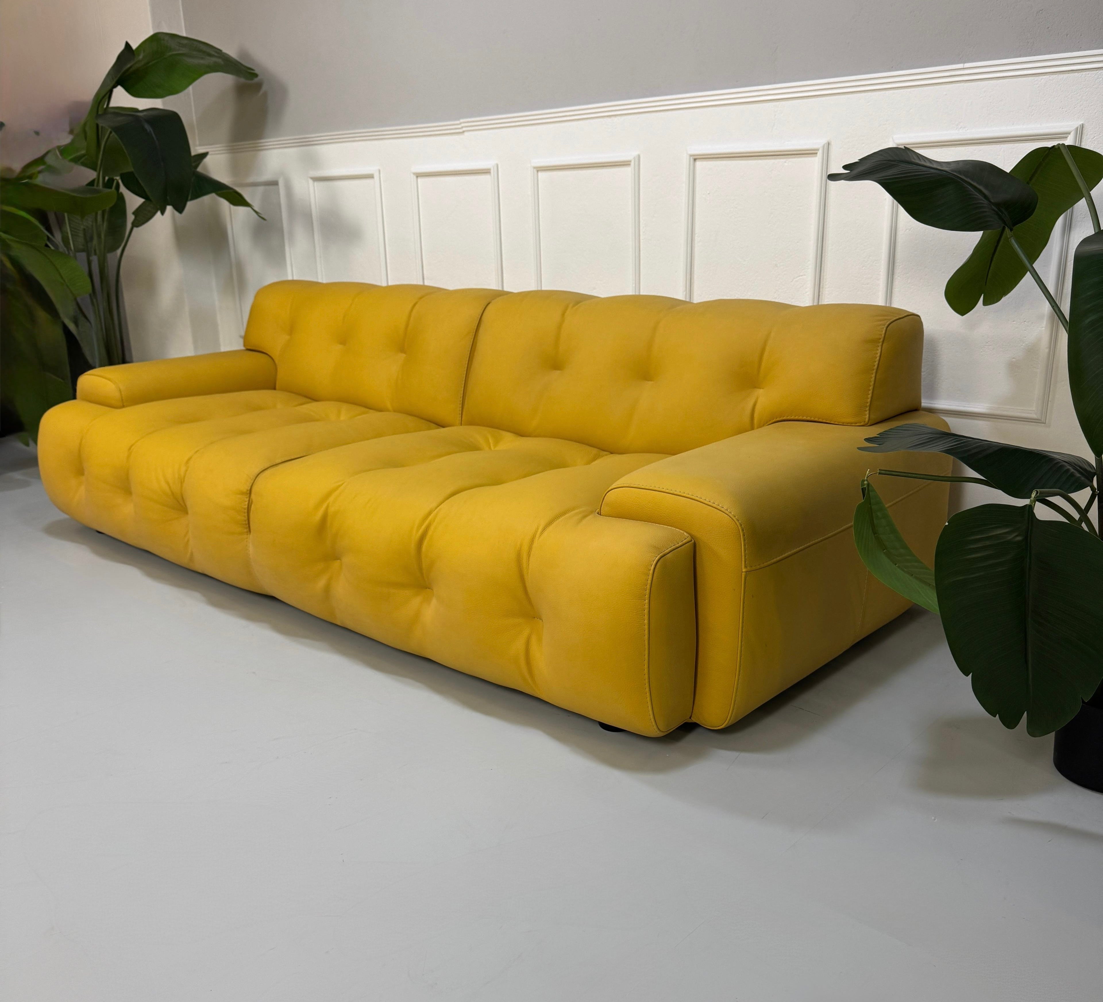 Refurbished gelbes Roche Bobois Blogger Designer Leder Sofa vor einer Wand, stilvoll und modern eingerichtet.