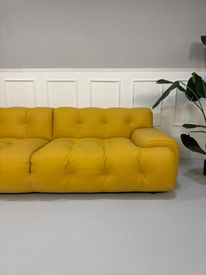 Refurbished gelbes Roche Bobois Blogger Designer Leder Sofa vor einer Wand, stilvoll und modern eingerichtet.