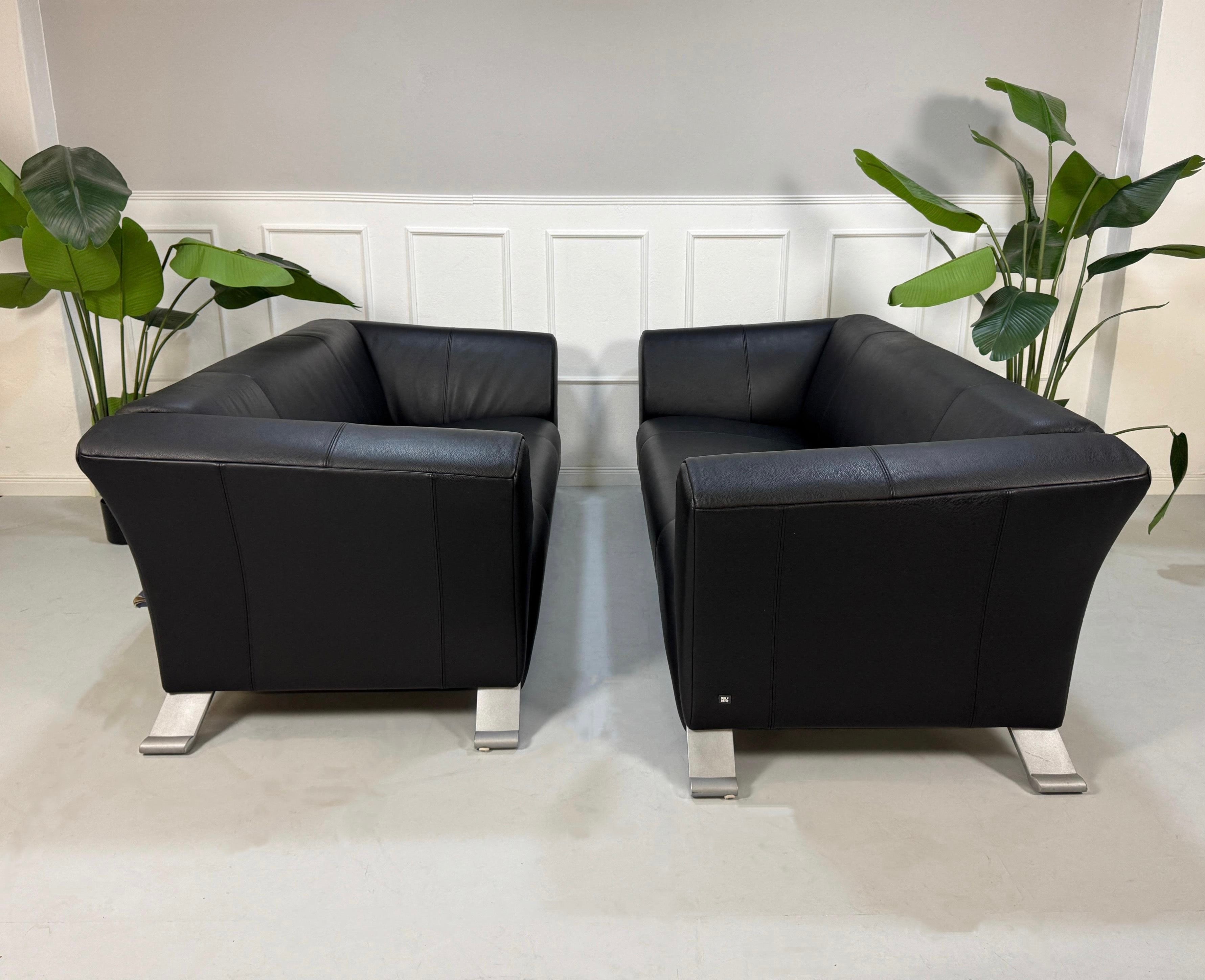 Gebrauchtes schwarzes Rolf Benz 322 Designer Leder Sofa vor einer Wand, stilvoll und modern eingerichtet.