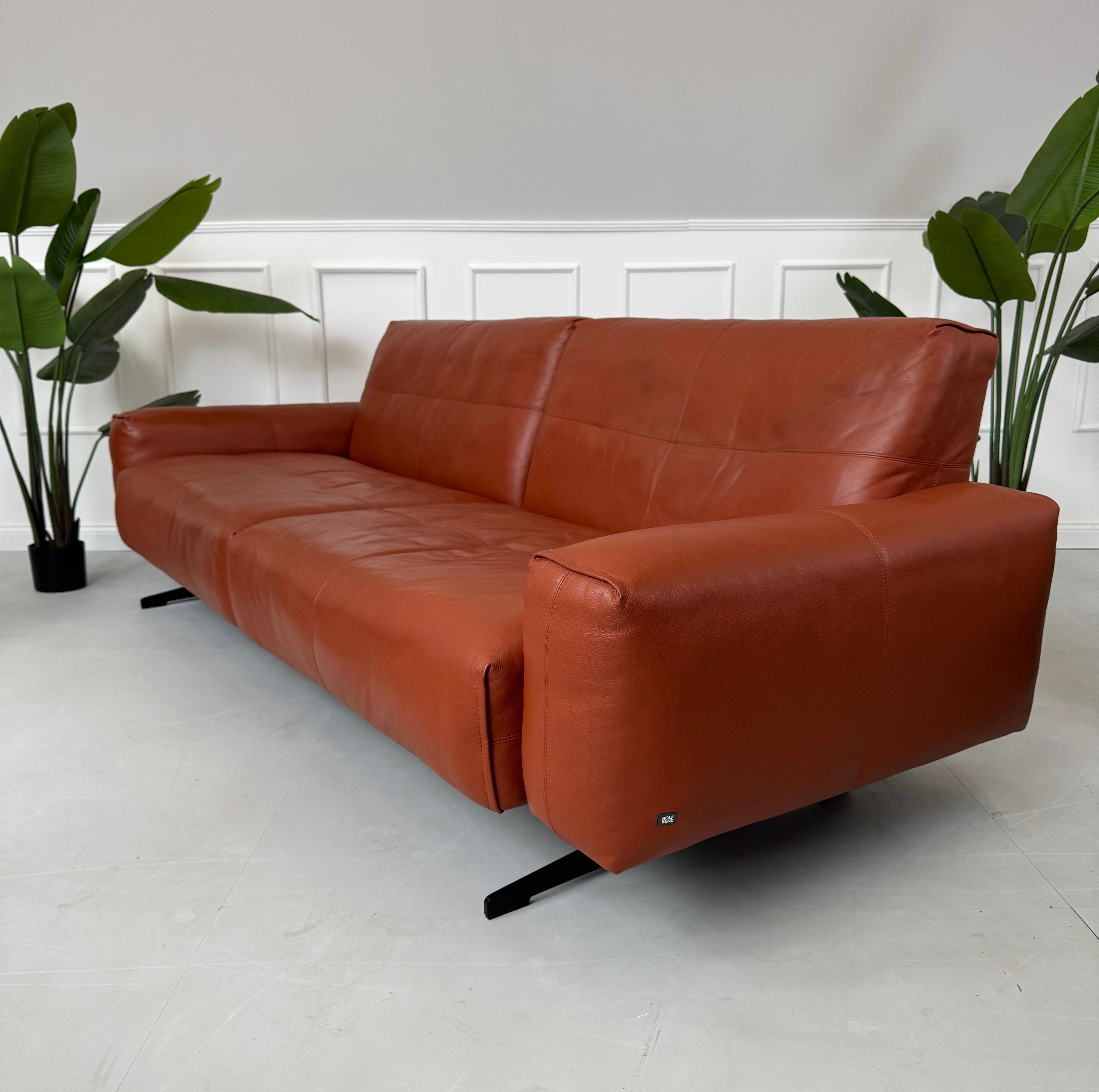 Erneuertes braunes Rolf Benz 50 Designer Leder Sofa vor einer Wand, stilvoll und modern eingerichtet.