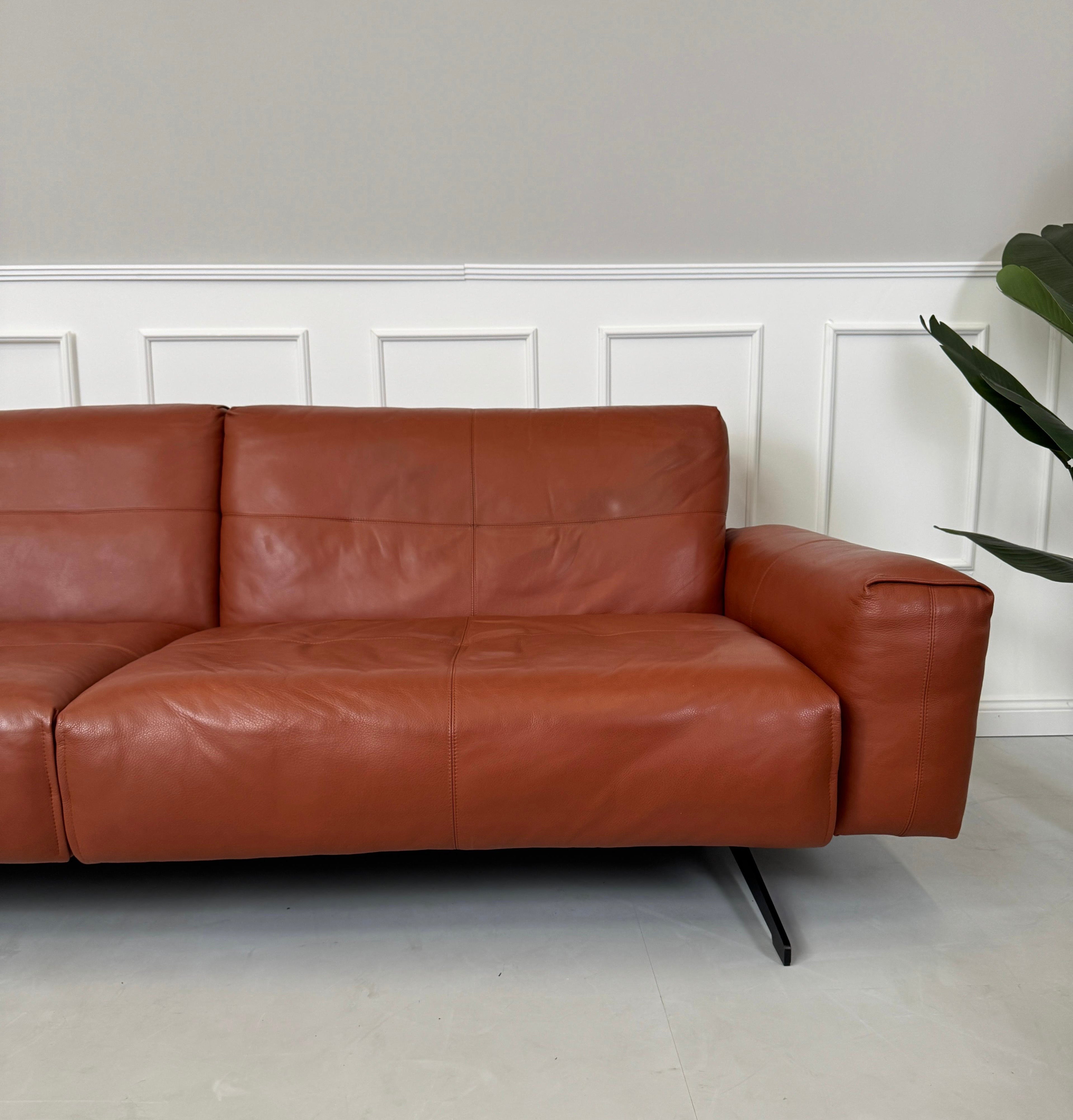 Erneuertes braunes Rolf Benz 50 Designer Leder Sofa vor einer Wand, stilvoll und modern eingerichtet.