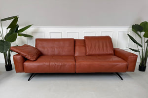 Erneuertes braunes Rolf Benz 50 Designer Leder Sofa vor einer Wand, stilvoll und modern eingerichtet.