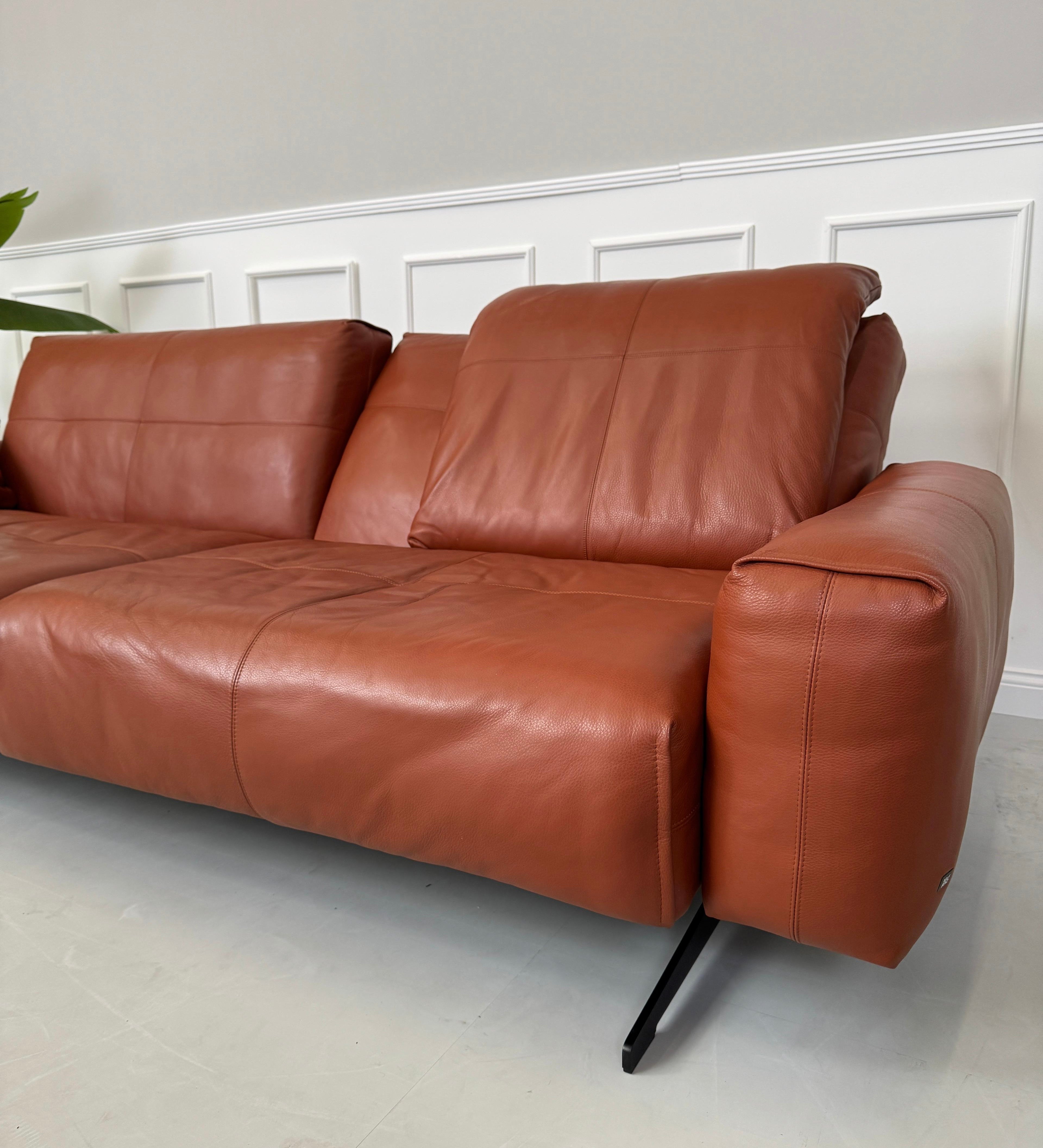 Erneuertes braunes Rolf Benz 50 Designer Leder Sofa vor einer Wand, stilvoll und modern eingerichtet.