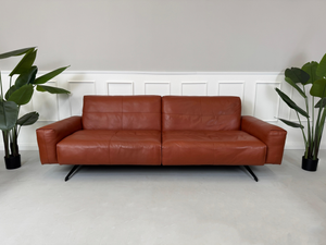 Erneuertes braunes Rolf Benz 50 Designer Leder Sofa vor einer Wand, stilvoll und modern eingerichtet.