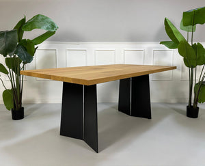 Gebrauchter Rolf Benz Holz Tisch vor einer Wand, stilvoll und modern eingerichtet.