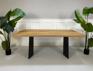 Gebrauchter Rolf Benz Holz Tisch vor einer Wand, stilvoll und modern eingerichtet.