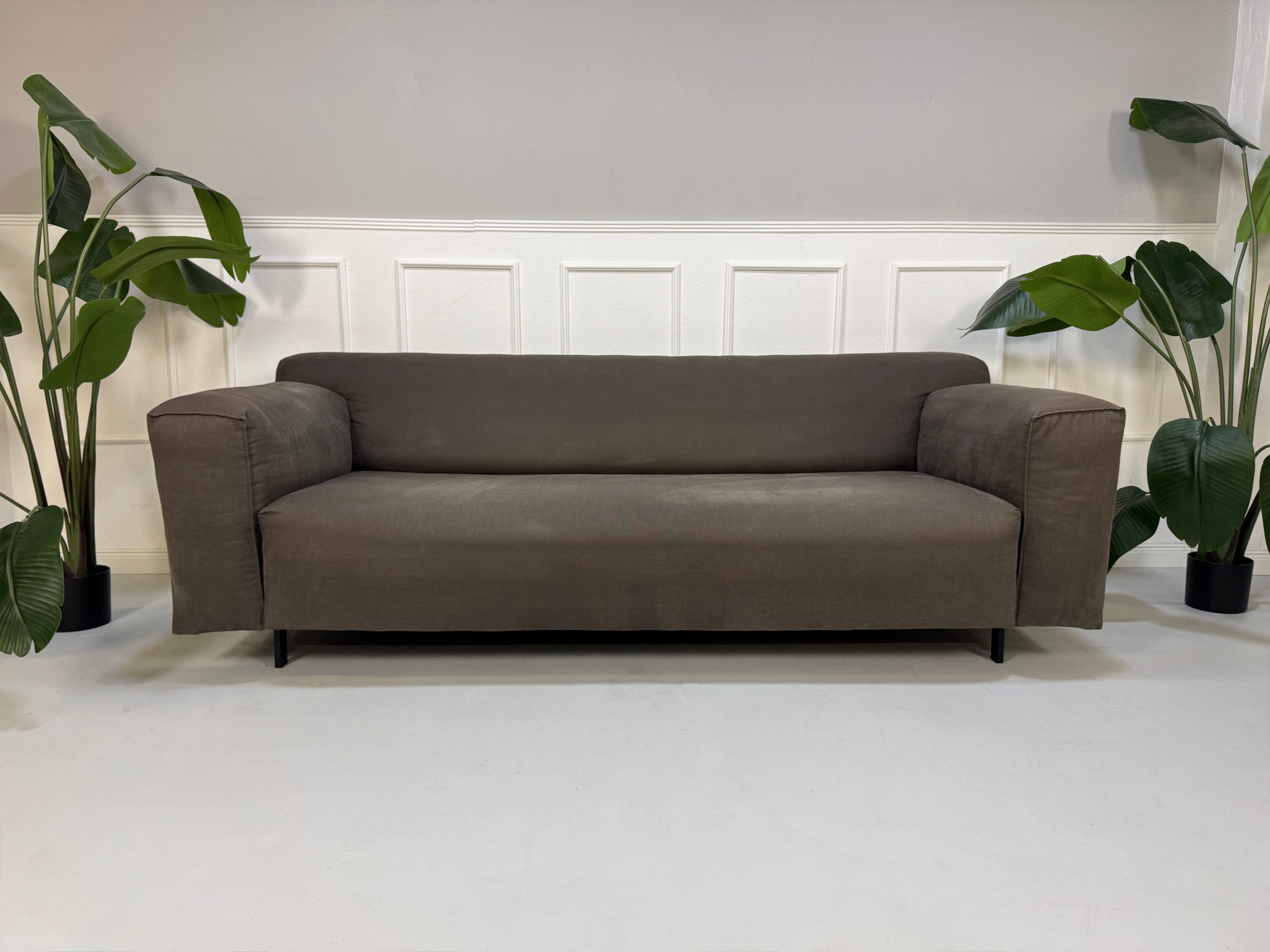 Refurbsihed graues Rolf Benz Grata Designer Stoff Sofa vor einer Wand, stilvoll und modern eingerichtet.