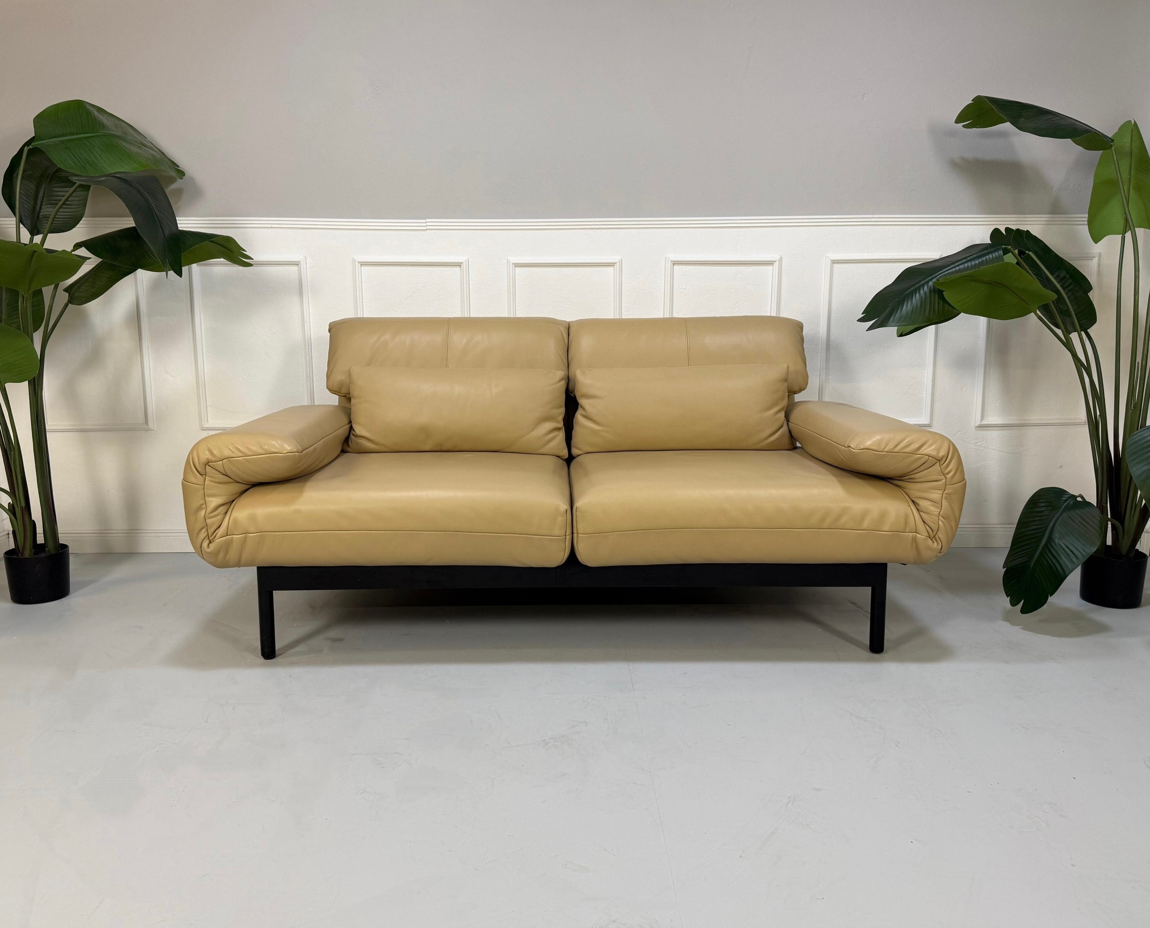 Gebrauchtes beiges Rolf Benz Plura Designer Leder Sofa vor einer Wand, stilvoll und modern eingerichtet.