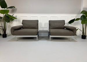 Gebrauchtes graues Rolf Benz Plura Designer Stoff Sofa mit Sessel vor einer Wand, stilvoll und modern eingerichtet.