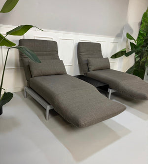 Gebrauchtes graues Rolf Benz Plura Designer Stoff Sofa mit Sessel vor einer Wand, stilvoll und modern eingerichtet.