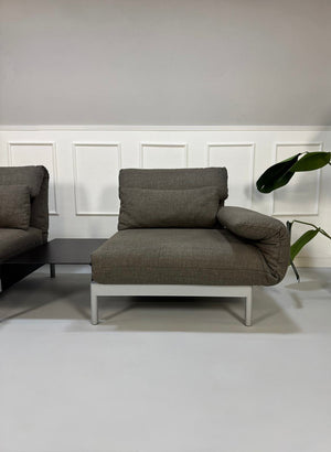 Gebrauchtes graues Rolf Benz Plura Designer Stoff Sofa mit Sessel vor einer Wand, stilvoll und modern eingerichtet.