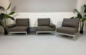 Gebrauchtes graues Rolf Benz Plura Designer Stoff Sofa mit Sessel vor einer Wand, stilvoll und modern eingerichtet.