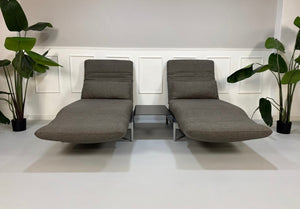 Gebrauchtes graues Rolf Benz Plura Designer Stoff Sofa mit Sessel vor einer Wand, stilvoll und modern eingerichtet.