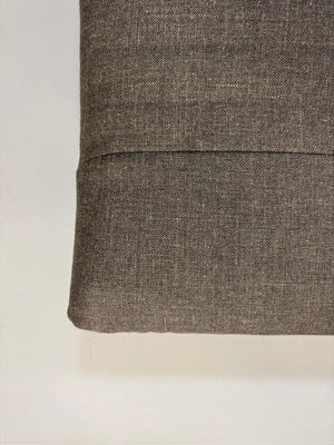 Gebrauchtes graues Rolf Benz Plura Designer Stoff Sofa mit Sessel vor einer Wand, stilvoll und modern eingerichtet.