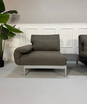 Gebrauchtes graues Rolf Benz Plura Designer Stoff Sofa mit Sessel vor einer Wand, stilvoll und modern eingerichtet.