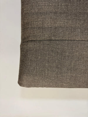 Gebrauchtes graues Rolf Benz Plura Designer Stoff Sofa mit Sessel vor einer Wand, stilvoll und modern eingerichtet.