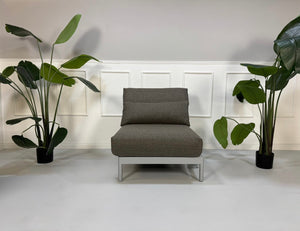 Gebrauchtes graues Rolf Benz Plura Designer Stoff Sofa mit Sessel vor einer Wand, stilvoll und modern eingerichtet.