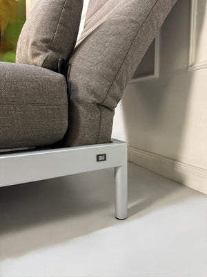 Gebrauchtes graues Rolf Benz Plura Designer Stoff Sofa mit Sessel vor einer Wand, stilvoll und modern eingerichtet.