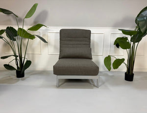 Gebrauchtes graues Rolf Benz Plura Designer Stoff Sofa mit Sessel vor einer Wand, stilvoll und modern eingerichtet.