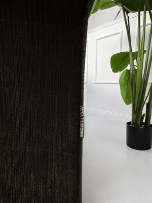 Gebrauchtes braunes Roche Bobois Long Island Designer Stoff Sofa vor einer Wand, stilvoll und modern eingerichtet.