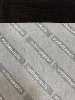Gebrauchtes braunes Roche Bobois Long Island Designer Stoff Sofa vor einer Wand, stilvoll und modern eingerichtet.