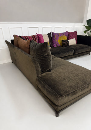 Gebrauchtes braunes Roche Bobois Long Island Designer Stoff Sofa vor einer Wand, stilvoll und modern eingerichtet.