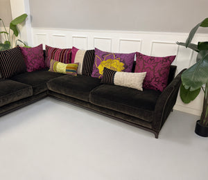 Gebrauchtes braunes Roche Bobois Long Island Designer Stoff Sofa vor einer Wand, stilvoll und modern eingerichtet.