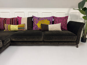 Gebrauchtes braunes Roche Bobois Long Island Designer Stoff Sofa vor einer Wand, stilvoll und modern eingerichtet.