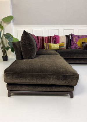 Gebrauchtes braunes Roche Bobois Long Island Designer Stoff Sofa vor einer Wand, stilvoll und modern eingerichtet.