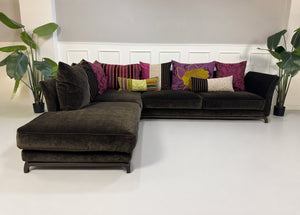 Gebrauchtes braunes Roche Bobois Long Island Designer Stoff Sofa vor einer Wand, stilvoll und modern eingerichtet.