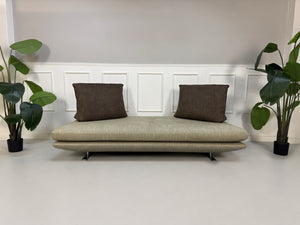 Gebrauchtes graues Ligne Roset Prado Designer Stoff Sofa vor einer Wand, stilvoll und modern eingerichtet.